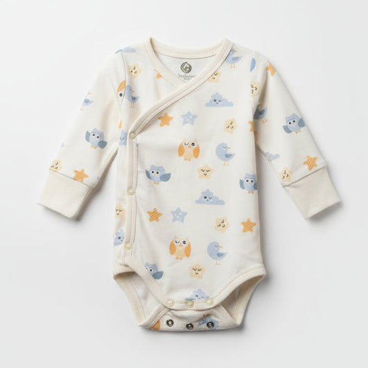 Omslagsbody i ekologisk GOTS-certifierad bomull från Snödroppen – Himmelens vänner kollektion, mjuk naturvit bas med fågel- och stjärnmotiv.