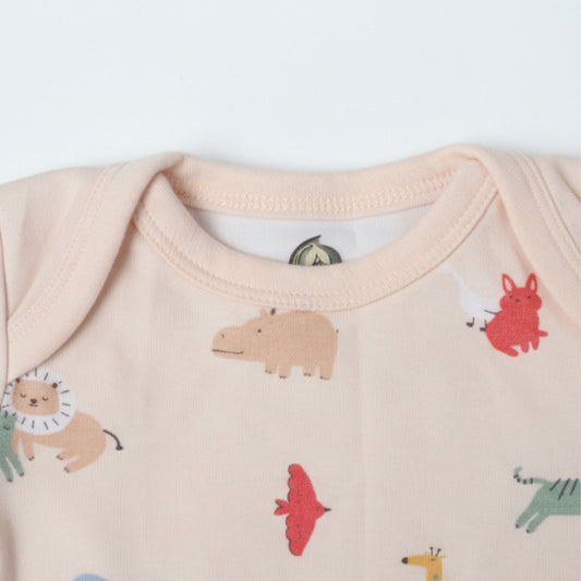 Ekologisk babybody Safari Vänner – nära bild på tryck och halsringning i GOTS-certifierad bomull.