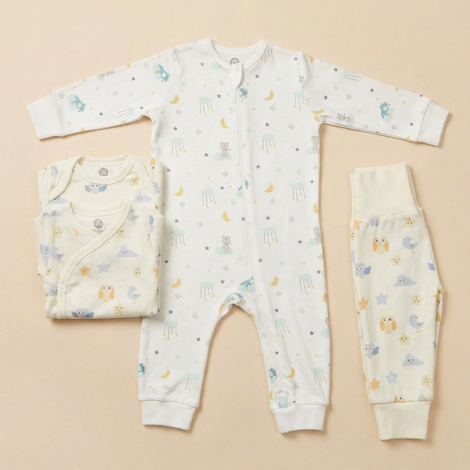 Himlens vänner babykollektion med ekologisk GOTS-certifierad pyjamas, omlottsbody och byxor i mjuk bomull från Snödroppen.