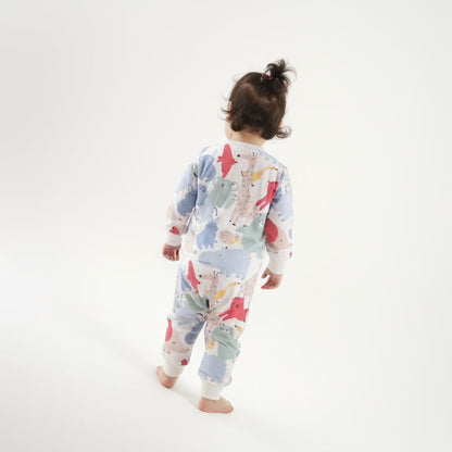 Pyjamas med färgglada djurmönster