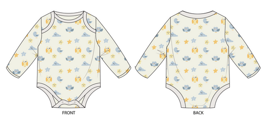 Ekologisk långärmad babybody med motiv av ugglor, stjärnor och månar. Tillverkad i mjuk 100 % ekologisk bomull med kuvertöppning och tryckknappar, från Snödroppen.