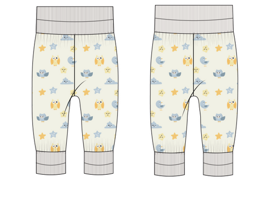 Ekologiska babybyxor med motiv av ugglor, stjärnor och månar i mjuka färger. Tillverkad i 100 % ekologisk bomull med bred midja och muddar, från Snödroppen.
