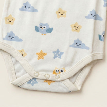 Detaljbild av ekologisk babybody från kollektionen Himlens Vänner med knappar i grenen och fågel- och stjärnmönster