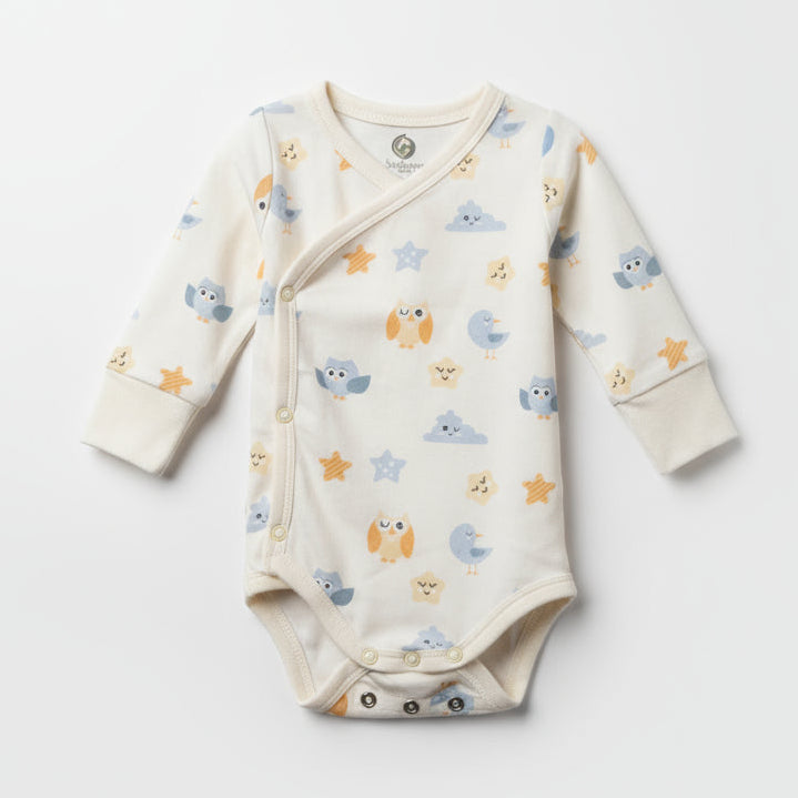 Ekologisk omlott-body för baby från kollektionen Himlens Vänner med fågel-, moln- och stjärnmönster, flatlay på vit bakgrund