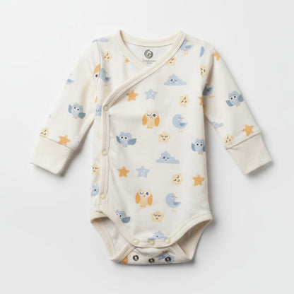 Ekologisk omlott-body för baby från kollektionen Himlens Vänner med fågel-, moln- och stjärnmönster, flatlay på vit bakgrund
