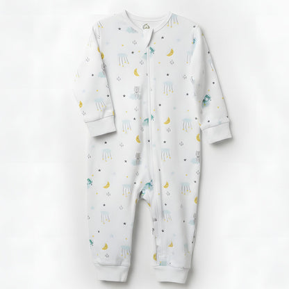 Vit pyjamas med dragkedja i ekologisk bomull, mönster med moln, stjärnor och månar – Snödroppen Himmelens vänner kollektion