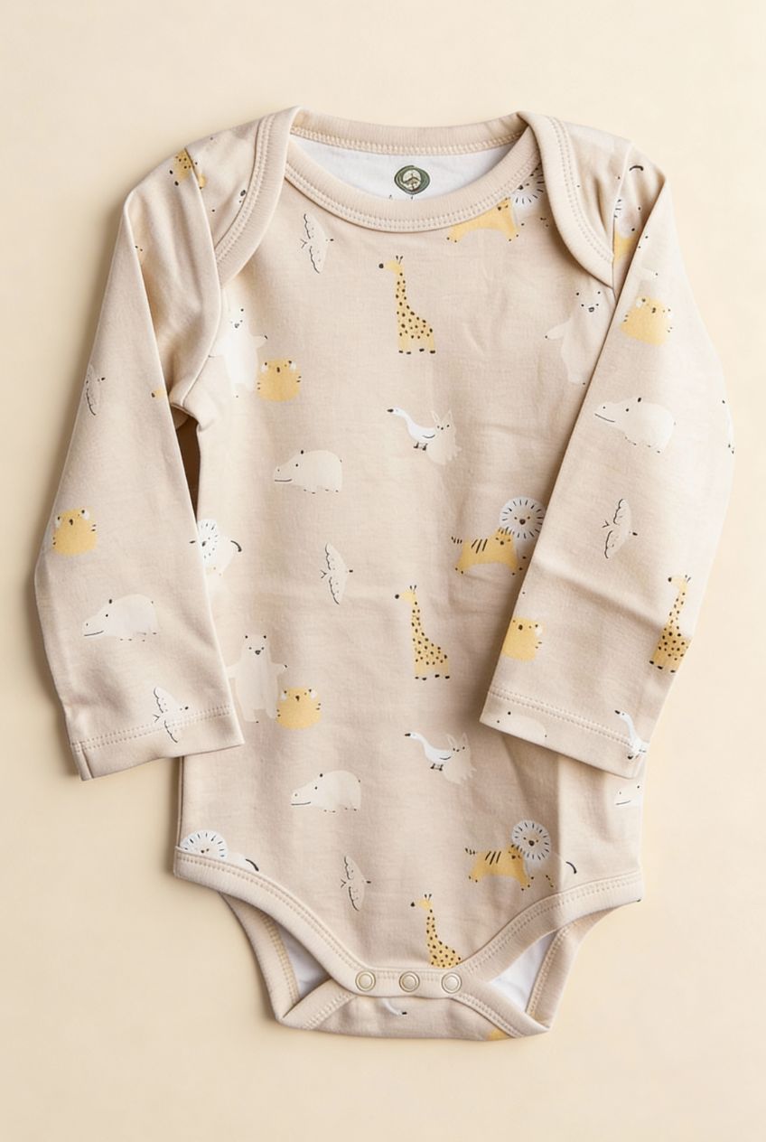 Ekologisk babybody från kollektionen Safari Vänner med djurmönster i beige toner, flatlay på beige bakgrund