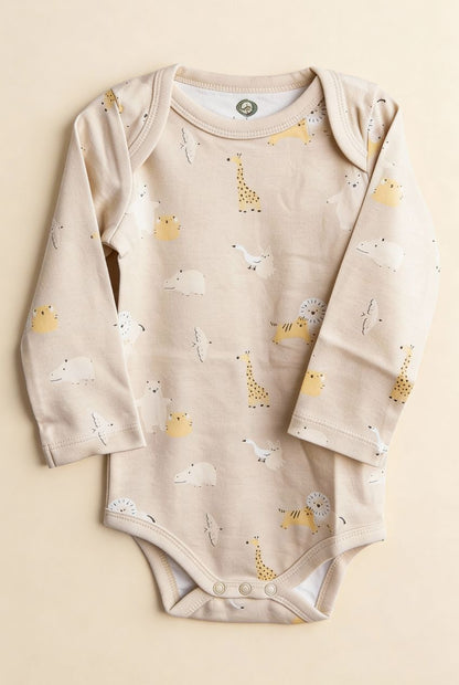 Ekologisk babybody från kollektionen Safari Vänner med djurmönster i beige toner, flatlay på beige bakgrund