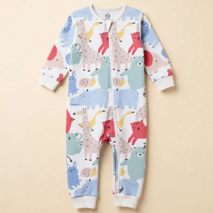 Ekologisk babypyjamas från kollektionen Safari Vänner med färgglatt safarimönster och dragkedja, flatlay på beige bakgrund