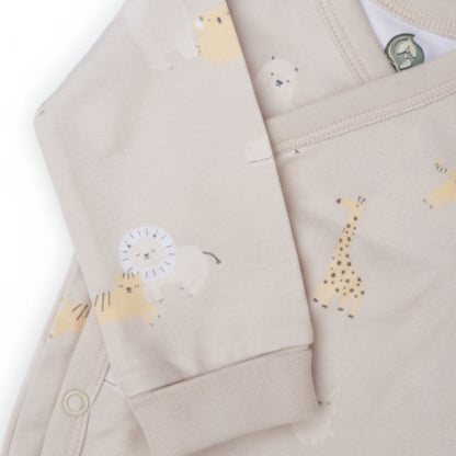 Detaljbild av ekologisk omlottbody från kollektionen Safari Vänner med beige ärmmudd och djurmönster