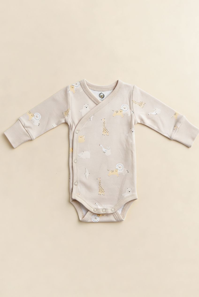 Ekologisk omlottbody från kollektionen Safari Vänner med djurmönster i beige toner, flatlay på ljus bakgrund