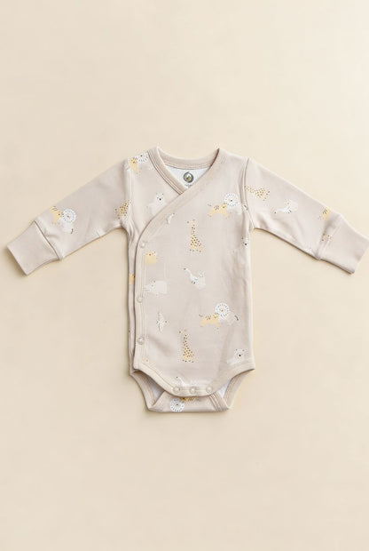 Ekologisk omlottbody från kollektionen Safari Vänner med djurmönster i beige toner, flatlay på ljus bakgrund