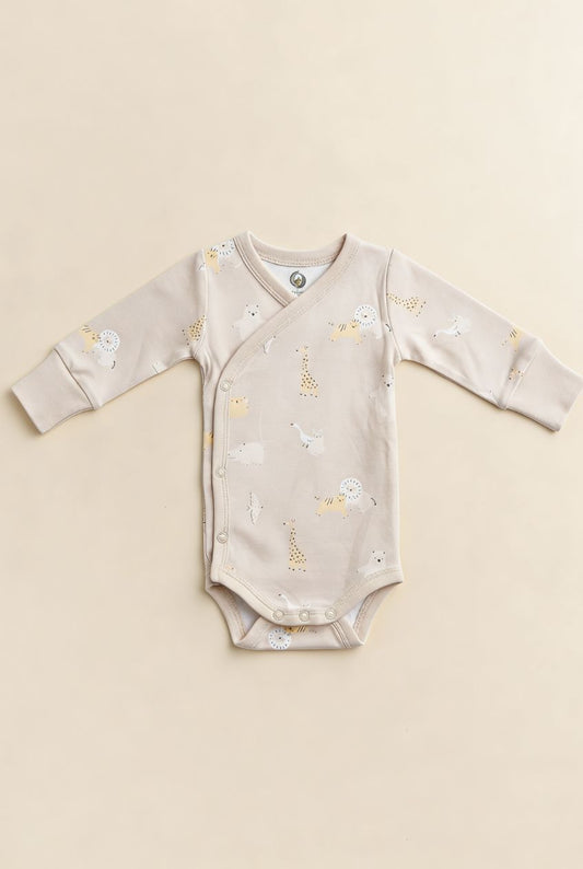 Ekologisk omlottbody från kollektionen Safari Vänner med djurmönster i beige toner, flatlay på ljus bakgrund