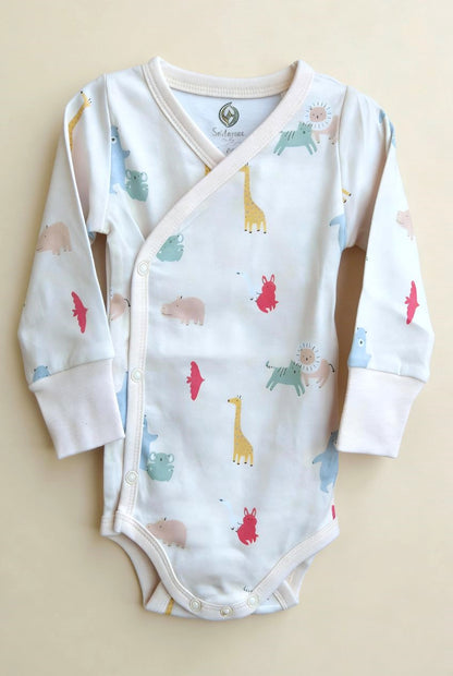 Ekologisk omlottbody från Snödroppen med Safari Vänner-djurmönster i vitt med knäppning längs sidan
