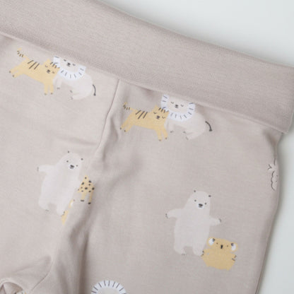 Detaljbild av ekologiska babybyxor från kollektionen Safari Vänner med mjuk midja och djurmönster i beige toner
