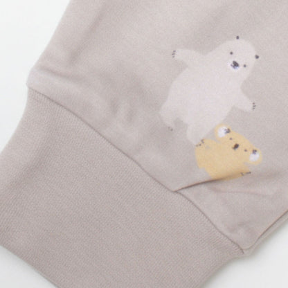 Detaljbild av ekologiska babybyxor från kollektionen Safari Vänner med beige mudd och djurmönster