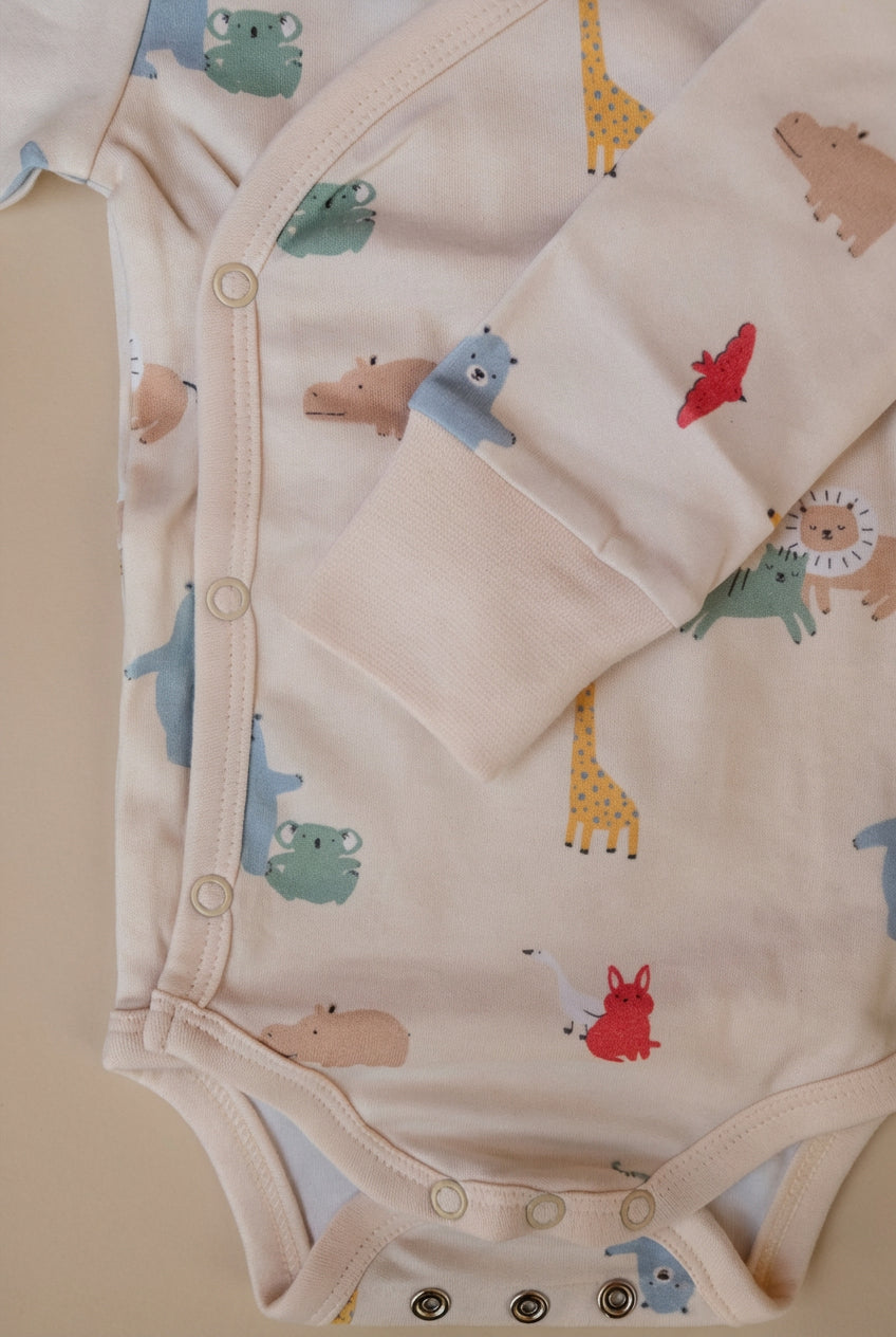 Detaljbild av Snödroppen omlottbody Safari Vänner med tryckta djur och knappar längs sidan