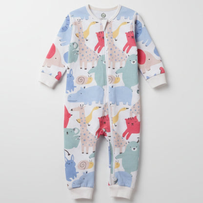 Ekologisk pyjamas Safari Vänner i GOTS-certifierad bomull med färgglada djurmönster och dragkedja framtill.